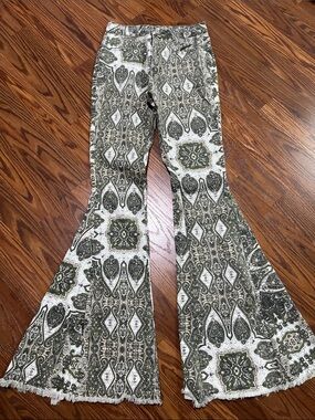 Boutique SAINTS & HEARTS Boho Olive Green Patterned Flare Jeans size small